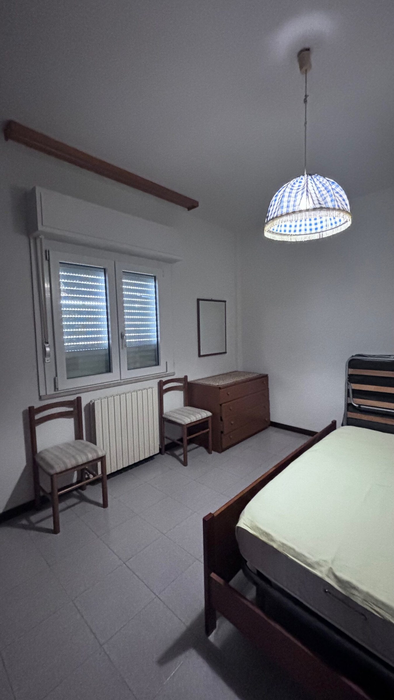 Schlafzimmer Richtung Fenster